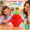 Jouet en peluche en forme de fruit – FRUITMELLO, fraise Voir les images du produit 5