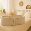 Lit pour bébé Boho fait main beige clair avec matelas Voir les images du produit 4