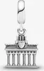 A silver charm shaped like the Brandenburger Tor building, suspended from a bail. Produktbild-Vorschau
