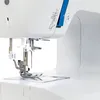 Close-up view of the needle and presser foot assembly of a white sewing machine. Produktbild-Vorschau