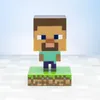 A Minecraft Steve figurine is standing on a grassy block base against a light blue and white gradient background. Produktbild-Vorschau