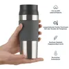 A hand holding a travel mug with informational icons and text on the right side. Anteprima dell’immagine prodotto