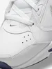 A close-up view of the front of a white Nike shoe. Voir les images du produit