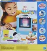 The back of a Play-Doh Kitchen Creations Backstube toy box, showing a child playing with the toy and examples of creations. Produktbild-Vorschau