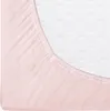 A close-up view of a pink fitted sheet on a mattress. Anteprima dell’immagine prodotto
