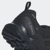 A close-up view of the heel and side of a black Adidas Terrex hiking shoe. Anteprima dell’immagine prodotto
