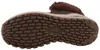 Auf dem Bild ist ein brauner Freizeitschuh zu sehen der aus weichem Material besteht. Der Schuh wird von der linken Seite gezeigt und steht auf einem hellen Untergrund. Náhled obrázku produktu