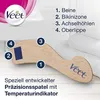 A wooden spatula with numbered indicators and the Veet logo, next to a stack of white towels. Anteprima dell’immagine prodotto