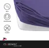 A close-up of a purple fitted sheet on a mattress, with icons and text describing its features. Produktbild-Vorschau