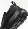 A close-up view of the heel and sole of a black sneaker. Voir les images du produit