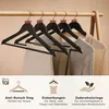 Several black wooden hangers with wooden details are displayed on a clothing rack, with garments hanging on them. Below the hangers, there is a graphic with text and icons highlighting product features. Anteprima dell’immagine prodotto