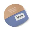A close-up view of a blue swaddle blanket with a brown paper tag attached. Produktbild-Vorschau