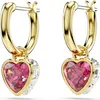 A pair of gold hoop earrings with pink heart-shaped charms and clear crystal accents. Produktbild-Vorschau