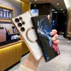 A person is holding a white and gold phone case with a phone inside, in what appears to be a cafe or restaurant setting. Náhled obrázku produktu