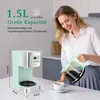 A woman is pouring coffee from a coffee pot into a cup next to a coffee maker. There are text overlays describing the coffee maker's capacity and features. Produktbild-Vorschau