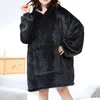 Kuschelige Hoodie Decke mit Ärmeln - Vielseitiger Produktbild-Vorschau 11
