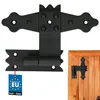 A black metal hinge with decorative elements, shown both on its own and attached to a wooden door. Anteprima dell’immagine prodotto