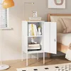 A white metal nightstand with books and decor next to a bed. Voir les images du produit