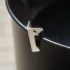 A close-up shot of a metal bracket attached to the rim of a black barrel. Produktbild-Vorschau