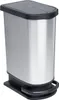 A stainless steel trash can with a black lid and pedal. Voir les images du produit