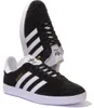 A pair of black Adidas Gazelle sneakers with white stripes and soles, displayed on a white background. Produktbild-Vorschau