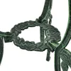 A close-up view of the decorative base of a green bistro set. Voir les images du produit