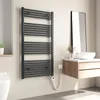 A modern bathroom with a dark gray electric towel warmer mounted on the wall. Voir les images du produit