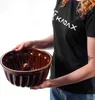 A person is holding a brown ceramic bundt cake pan. Voir les images du produit