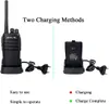The image shows two different charging methods for a walkie-talkie, with text explaining the charging status. Náhled obrázku produktu
