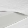 A close-up view of a white mattress protector with a quilted pattern. Anteprima dell’immagine prodotto