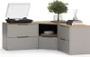 A corner media console with a turntable on top, a plant, books, and decorative items. Náhled obrázku produktu