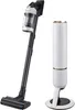 A Samsung stick vacuum cleaner and its charging stand are displayed against a white background. Voir les images du produit
