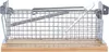 A metal wire cage trap with a wooden base, set against a white background. Voir les images du produit