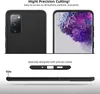 Collage of images showing a black phone case from different angles, highlighting its precision cutouts and design. Voir les images du produit