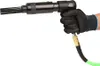 A hand wearing a black glove holds an air-powered needle scaler tool. Produktbild-Vorschau