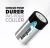 A single Energizer Max Plus battery is shown at an angle against a white and light gray background with concentric circles. Text is overlaid on the left side of the image. Voir les images du produit
