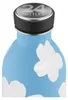 Close-up of the top of a blue water bottle with white cloud-like patterns and a silver cap with the brand name '24 BOTTLES' embossed on it. Produktbild-Vorschau