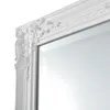 A close-up view of the ornate white frame of a mirror. Voir les images du produit