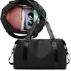 A black duffel bag is shown from two angles: one open, revealing its contents, and one closed. Voir les images du produit
