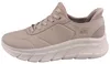 Auf dem Bild ist ein Freizeitschuh in der Farbe Beige zu sehen der mit weißen Schnürsenkeln ausgestattet ist. Der Schuh ist von der linken Seite abgebildet und steht auf einem dunklen Untergrund. Produktbild-Vorschau