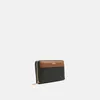 A product shot of a wallet on a white background. Anteprima dell’immagine prodotto