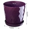 A purple plastic planter pot with a diamond pattern and a matching saucer, with dimensions indicated by white text and lines. Produktbild-Vorschau
