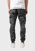 A person is shown from the back wearing camouflage cargo pants. Produktbild-Vorschau