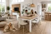 INSPIRO Esstisch im Esszimmer – Platz für gemeinsame Mahlzeiten, KI-generiertes Bild