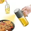 A hand is holding an oil sprayer over a grill with food on it. Another oil bottle is being poured into a small container. Produktbild-Vorschau