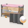 A baby travel cot with features highlighted by overlays and diagrams. Anteprima dell’immagine prodotto