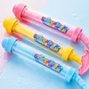 Drei bunte Wasserpistolen, Pink, Gelb und Blau, mit transparenten Läufen und der Aufschrift 'FIREWORKS WATER GUN' auf jeder Produktbild-Vorschau