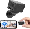 A collage of images showing a mini indoor camera, a smartphone displaying a live feed from the camera, and a hand holding the camera. Produktbild-Vorschau