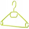 A single green plastic clothes hanger against a white background. Anteprima dell’immagine prodotto
