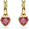 A pair of gold hoop earrings with pink heart-shaped gemstones. Produktbild-Vorschau